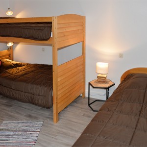 Chambre avec 4 lits simples dont 2 superposés