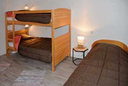 Chambre avec 4 lits simples dont 2 superposés