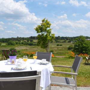 Repas en terrasse face à la nature