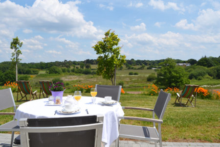 Repas en terrasse face à la nature