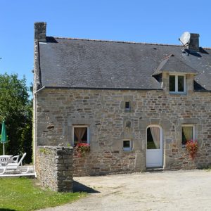 La Chapelle avec la cour devant. Jardin et terrasse privé sur le côté