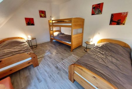Chambre avec 4 lits simples dont 2 superposés à l'étage