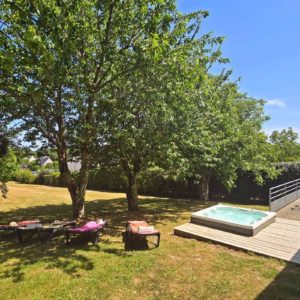 Détente côté jardin dans le jacuzzi et sur les transats