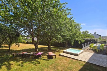 Détente côté jardin dans le jacuzzi et sur les transats