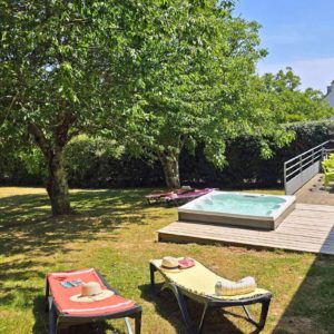 Détente côté jardin dans le jacuzzi et sur les transats