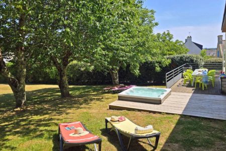 Détente côté jardin dans le jacuzzi et sur les transats