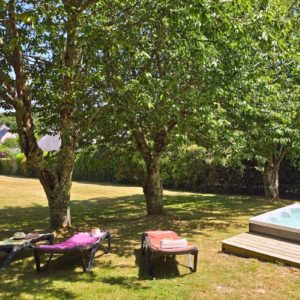 Détente côté jardin dans le jacuzzi et sur les transats