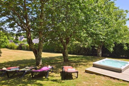 Détente côté jardin dans le jacuzzi et sur les transats